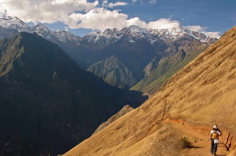 Terrazas incas de Choquequirao entre montañas andinas cubiertas de vegetación